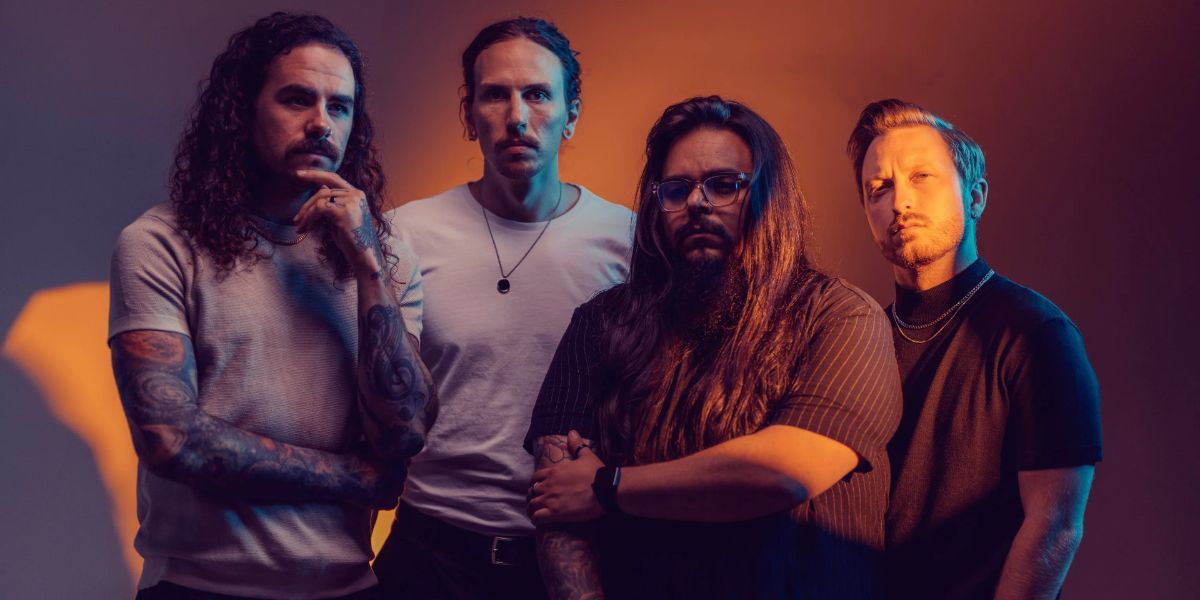 Silent Planet barra venda de merch em Milao e distribui camisetas no show