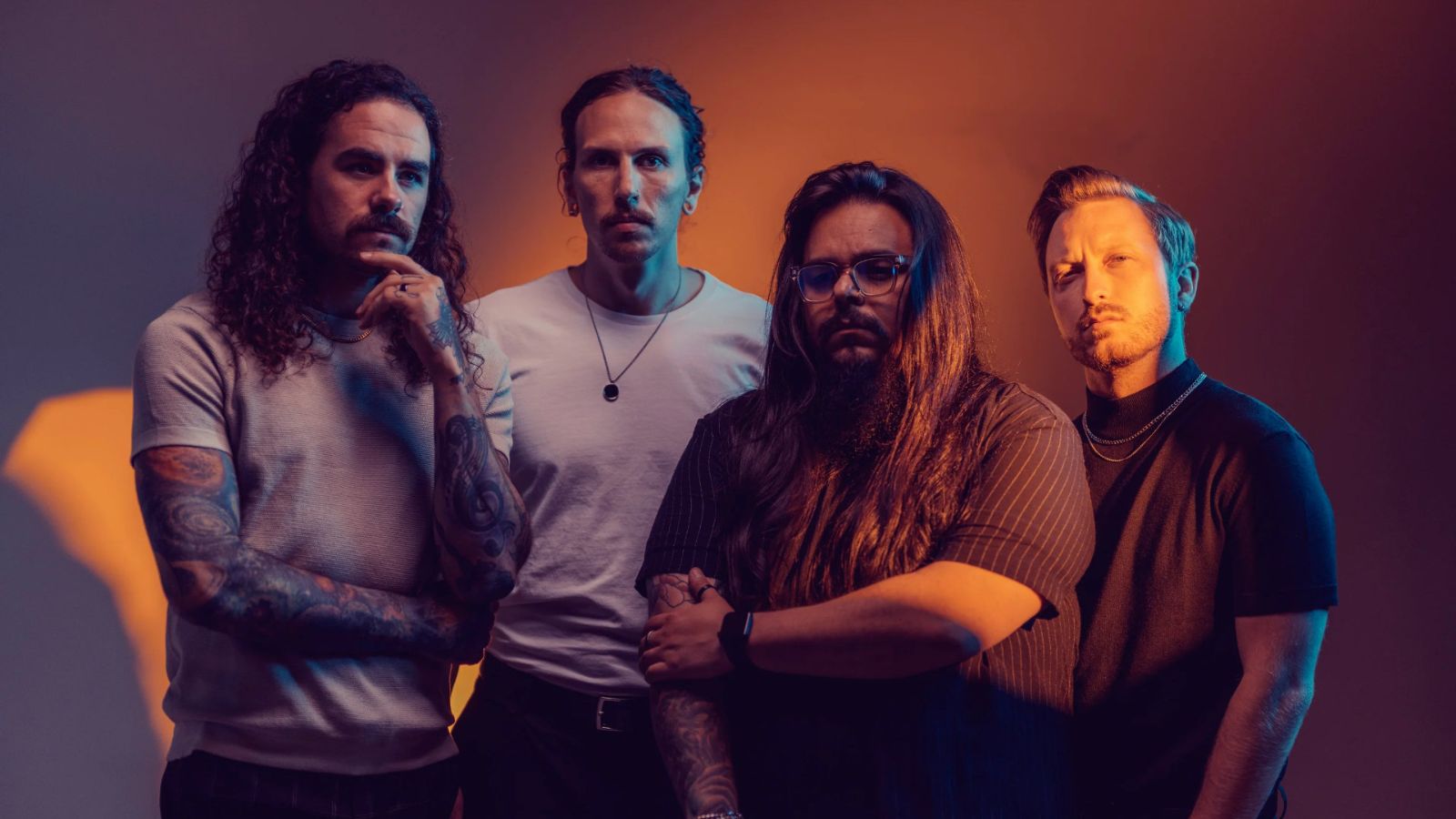 Silent Planet barra venda de merch em Milao e distribui camisetas no show
